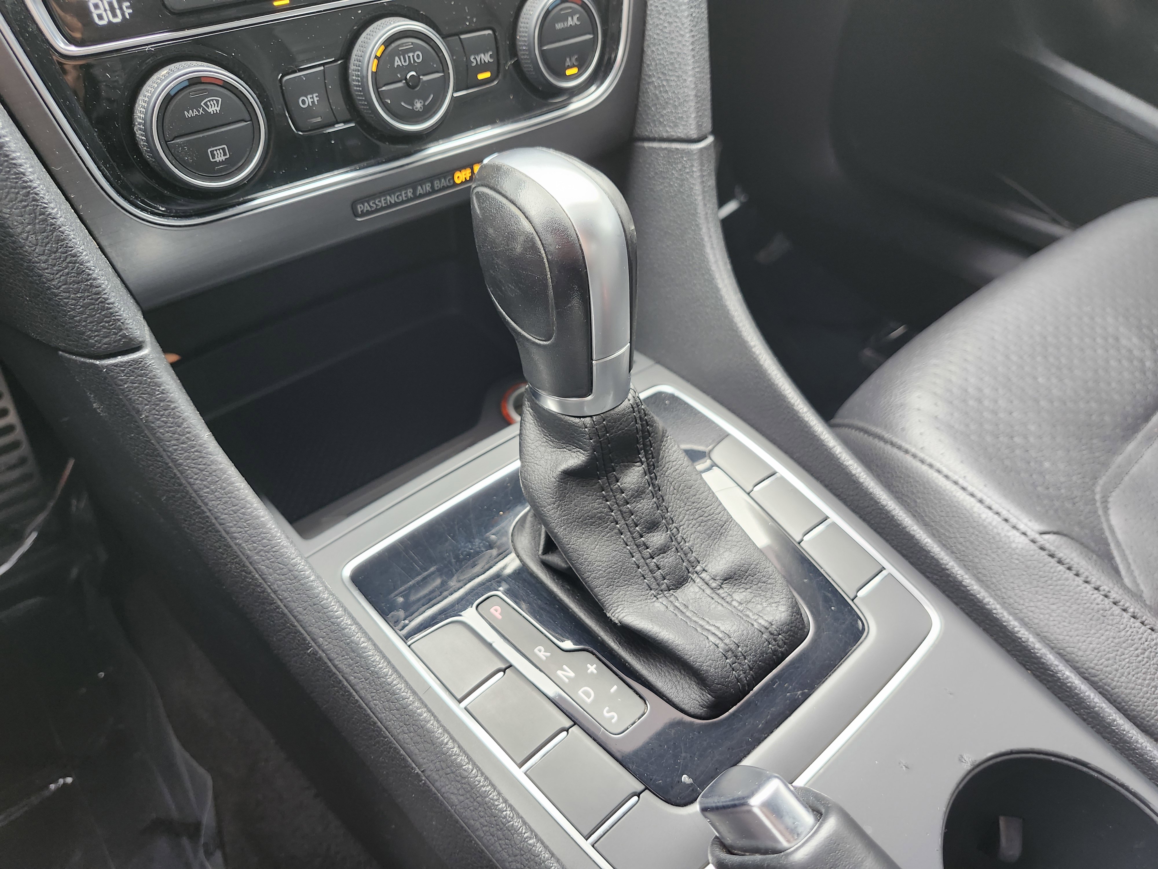 Used 2017 Volkswagen Passat 1.8T R-Line w/ R-Line Lighting Package image 31