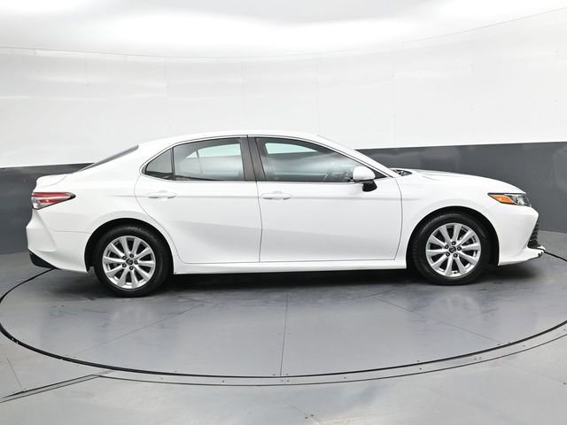 Used 2018 Toyota Camry LE image 3