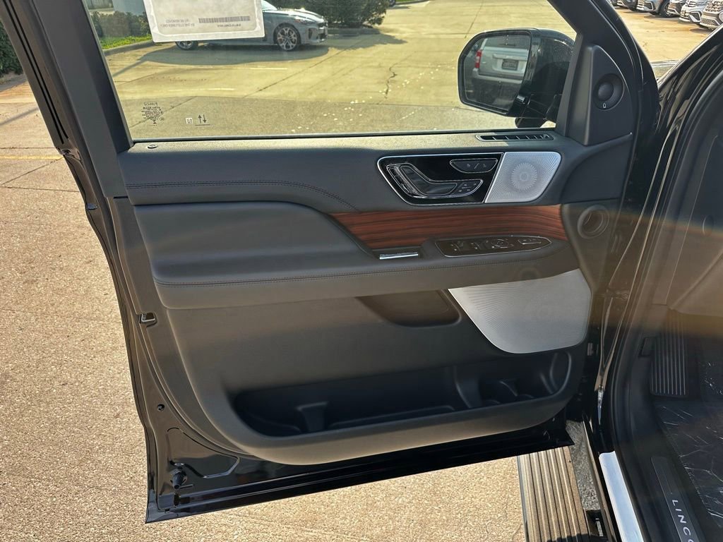 Used 2024 Lincoln Navigator Reserve image 9