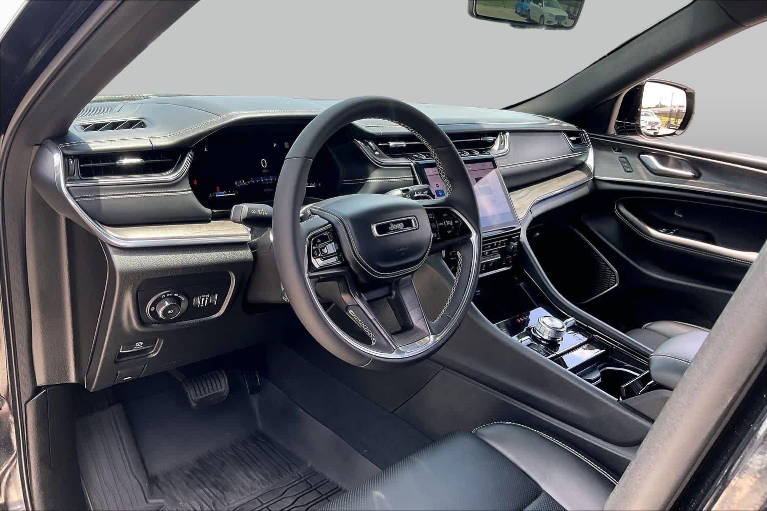 Used 2024 Jeep Grand Cherokee Overland w/ Luxury Tech Group IV AWD/4WD image 17
