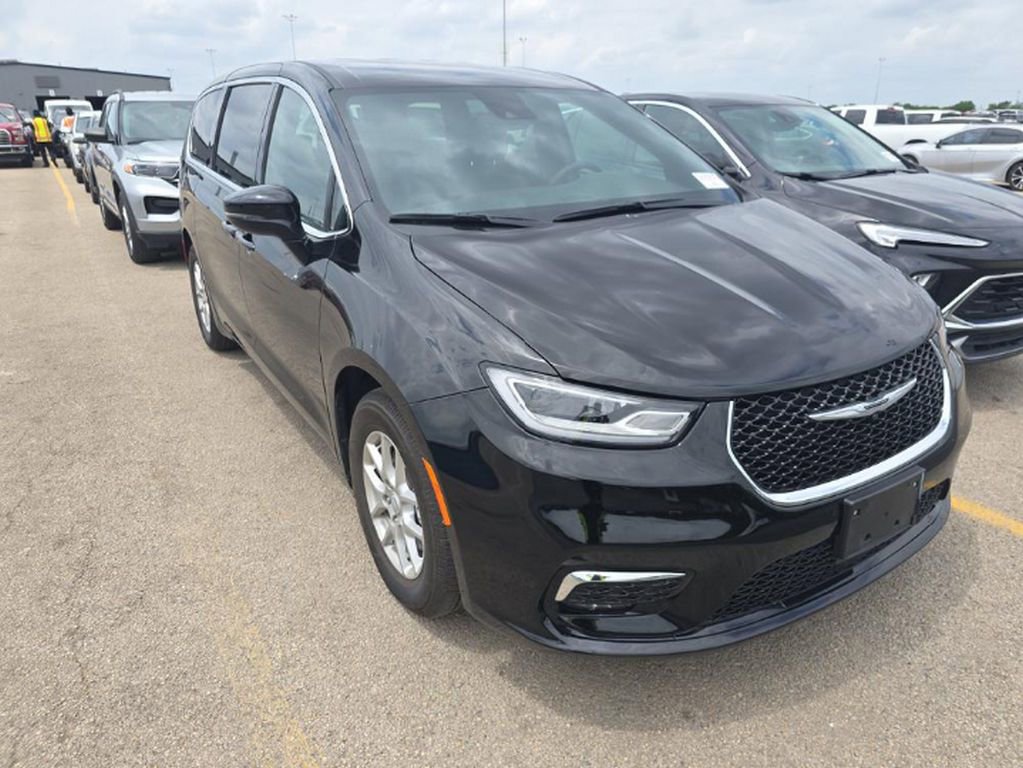 Used 2025 Chrysler Pacifica Select FWD image 3