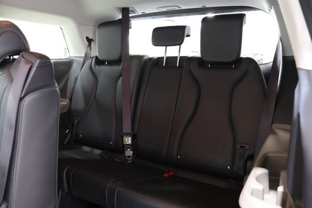 Used 2025 Kia Carnival FWD image 33