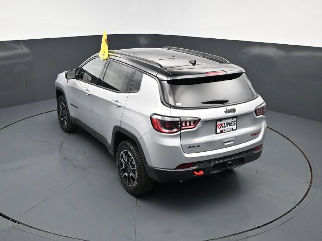New 2026 Jeep Compass Trailhawk w/ Sun, Sound & Navigation Group AWD/4WD image 36