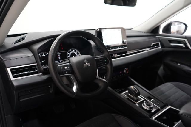 Used 2024 Mitsubishi Outlander SE image 15