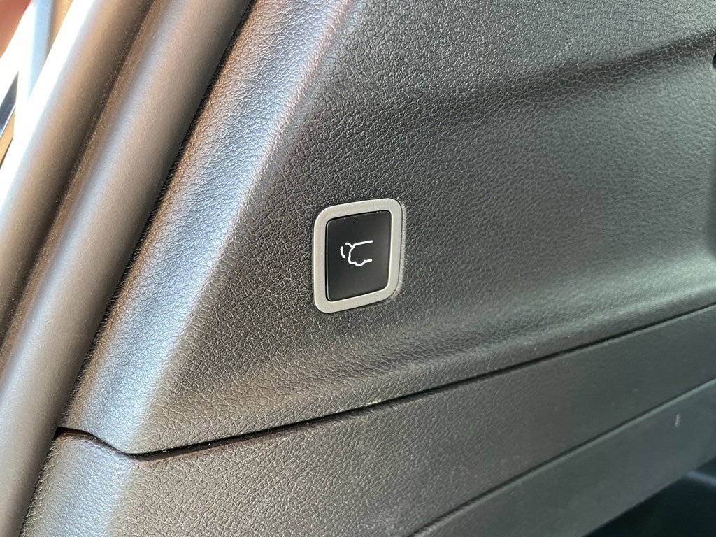 Used 2025 Chrysler Pacifica Limited image 37