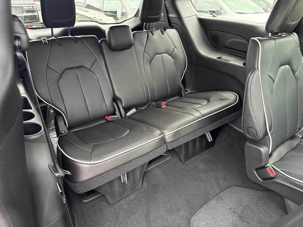 New 2027 Chrysler Pacifica Limited AWD/4WD image 26