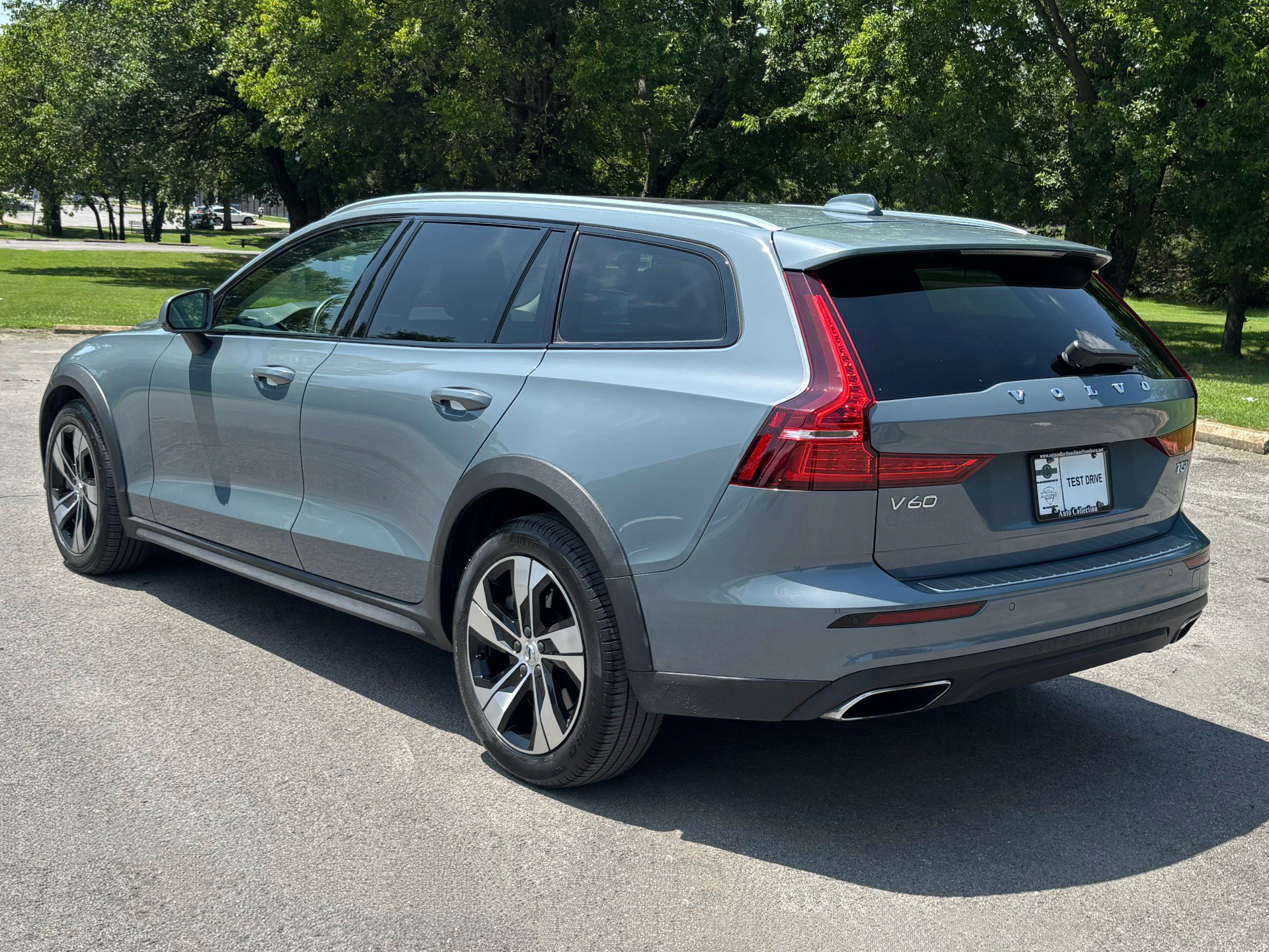 Used 2022 Volvo V60 T5 Cross Country AWD/4WD image 4