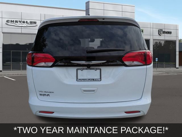 Used 2023 Chrysler Voyager LX image 4