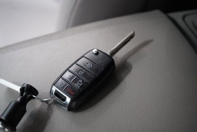 Used 2017 Kia Sedona LX image 39