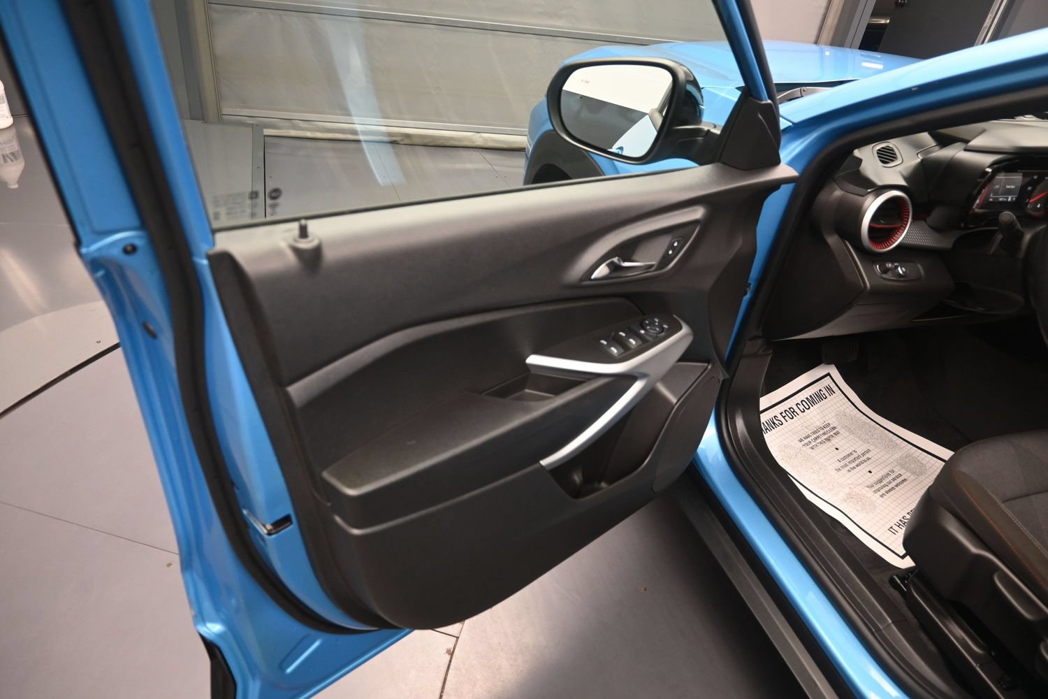 Used 2025 Chevrolet Trax RS w/ Sunroof Package FWD image 15