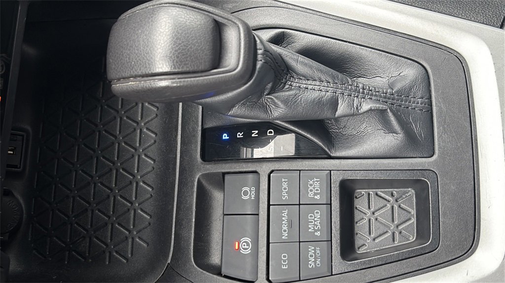 Used 2022 Toyota RAV4 LE image 21