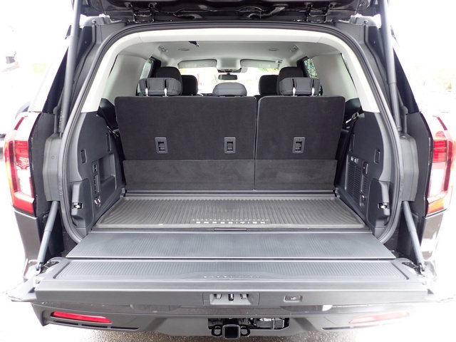 Certified 2025 Ford Expedition Active image 6