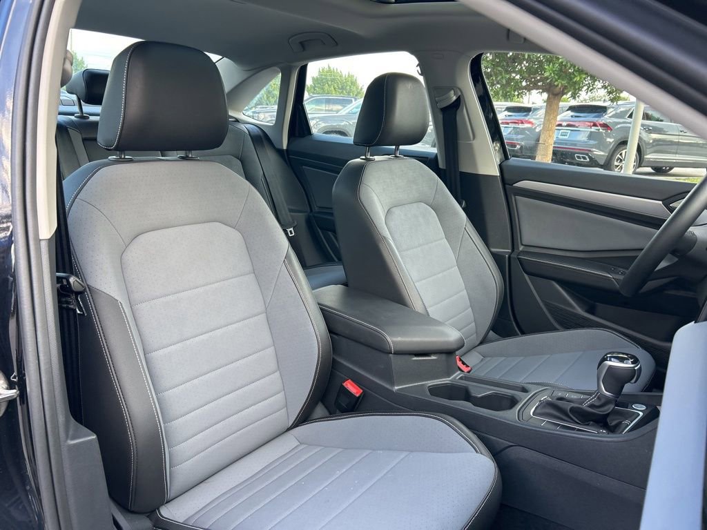 Used 2025 Volkswagen Jetta SE w/ Sunroof Package image 45