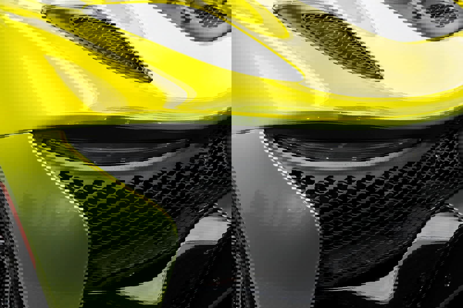 Used 2025 McLaren Artura Spider image 34