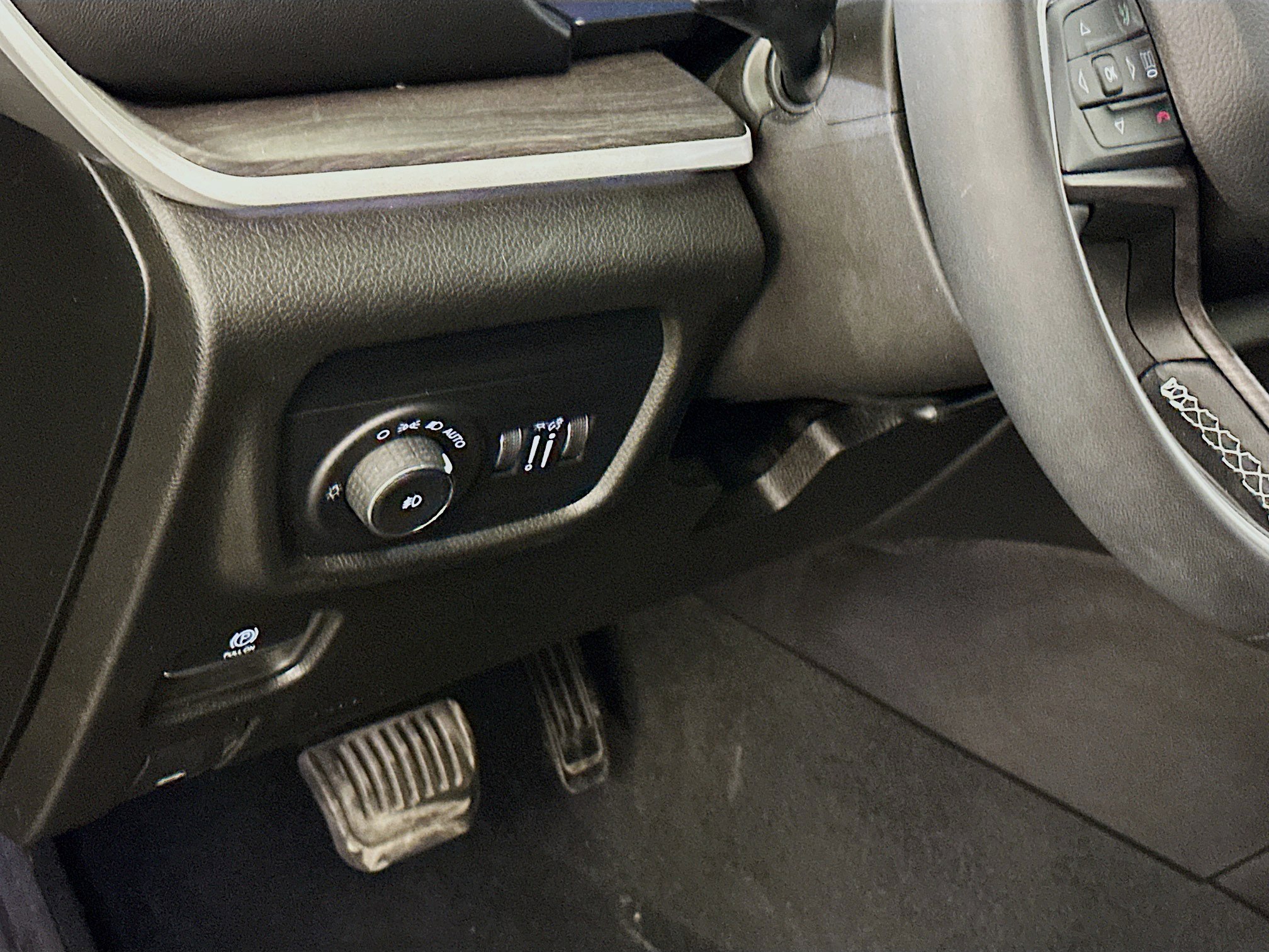 Used 2023 Jeep Grand Cherokee Limited w/ Black Appearance Package image 17