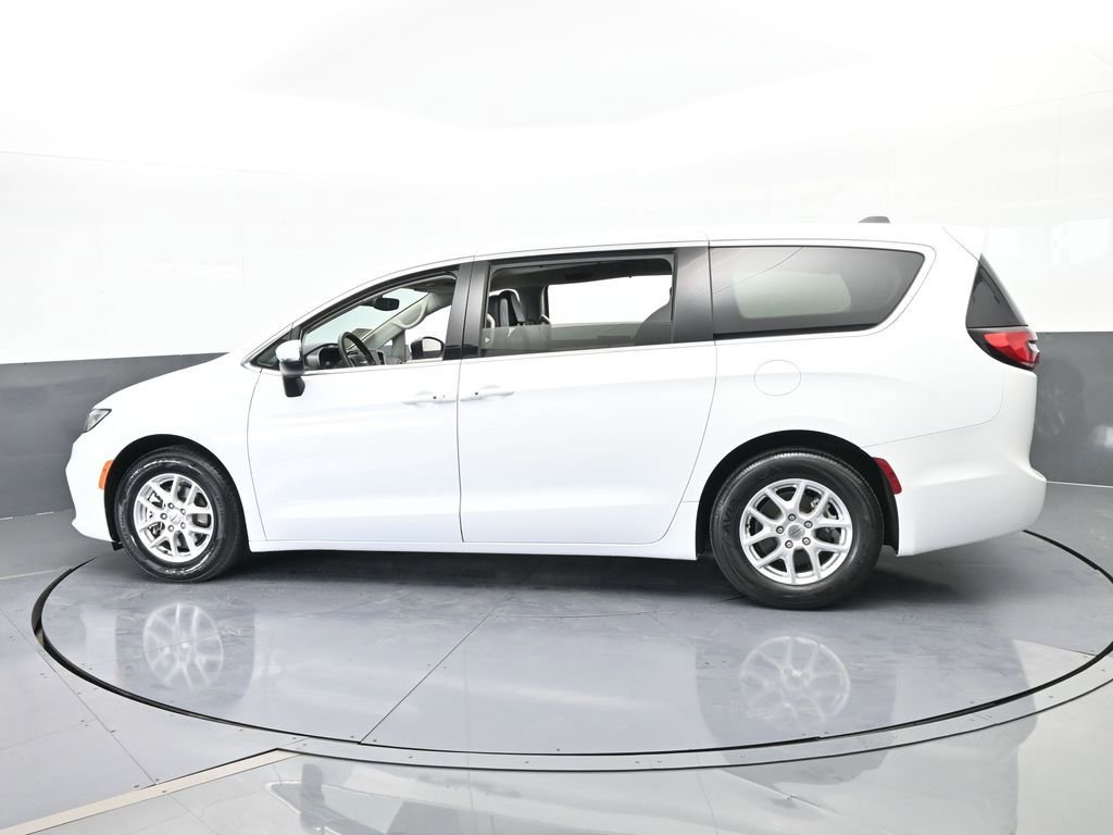 Used 2023 Chrysler Pacifica Touring-L image 3