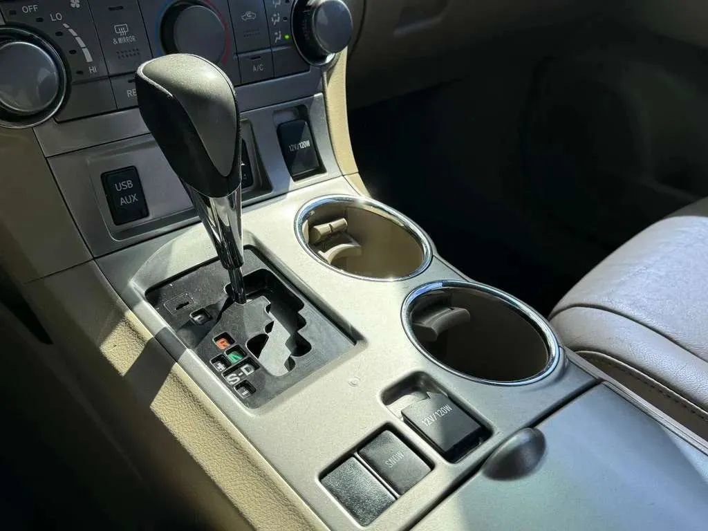 Used 2012 Toyota Highlander SE w/ Tow Pkg image 13