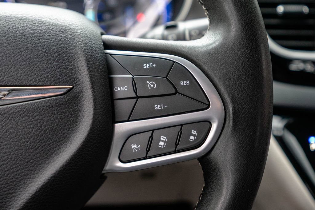 Used 2023 Chrysler Pacifica Touring-L FWD image 17