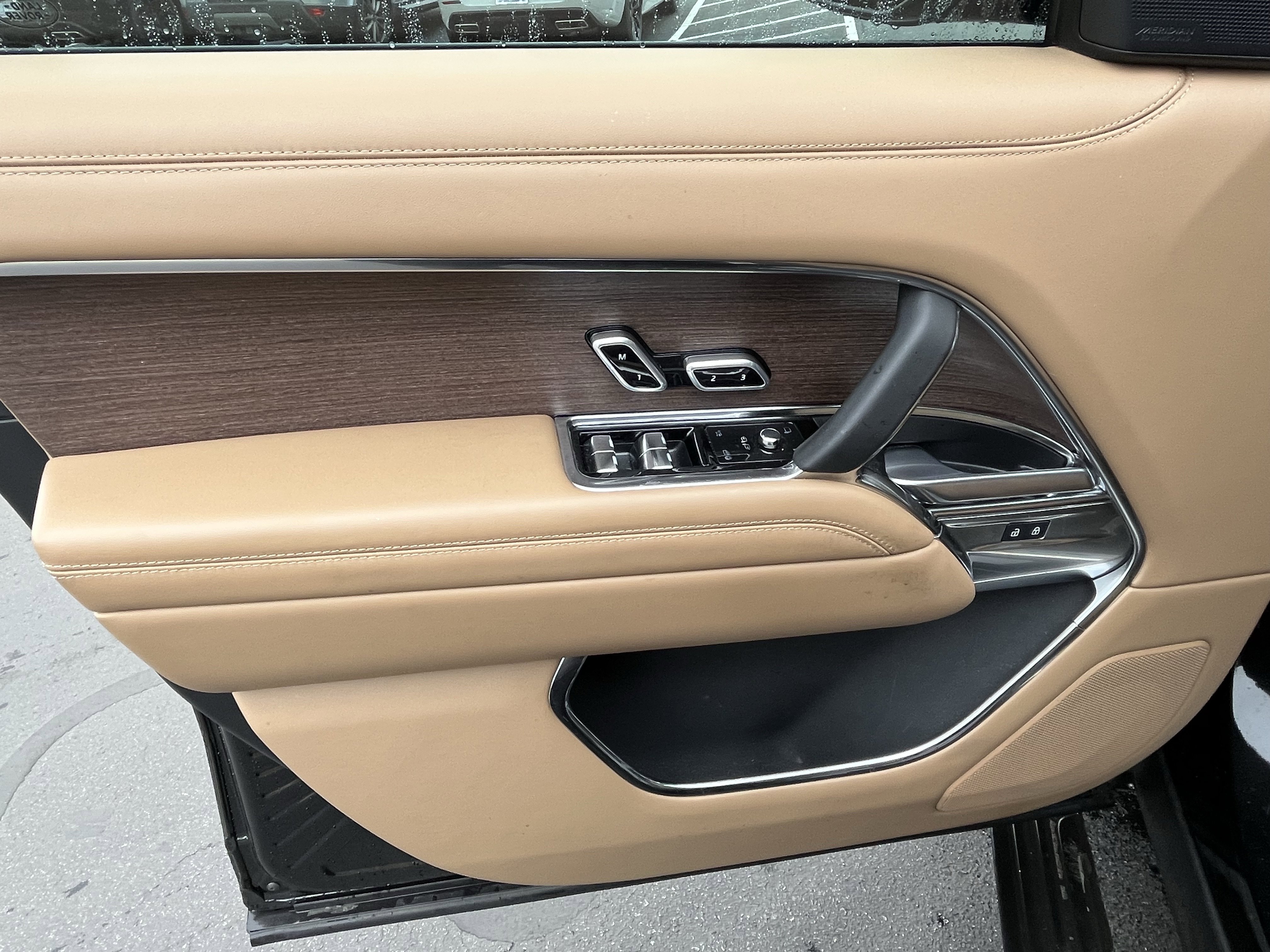 Certified 2025 Land Rover Range Rover SE image 14