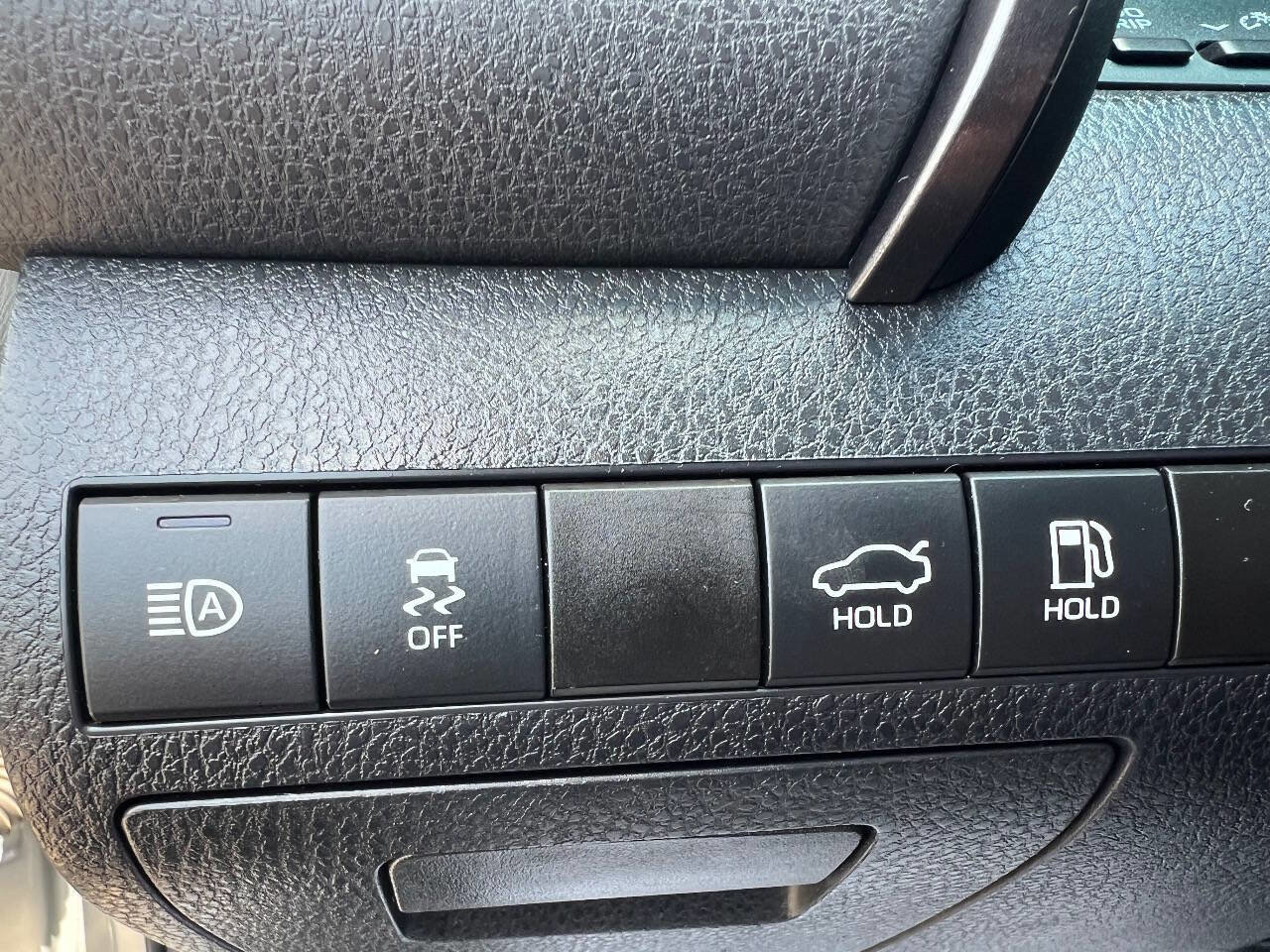 Used 2020 Toyota Camry LE image 21