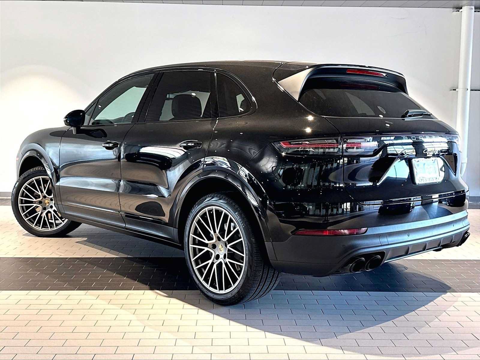 Used 2023 Porsche Cayenne Platinum Edition AWD/4WD image 3