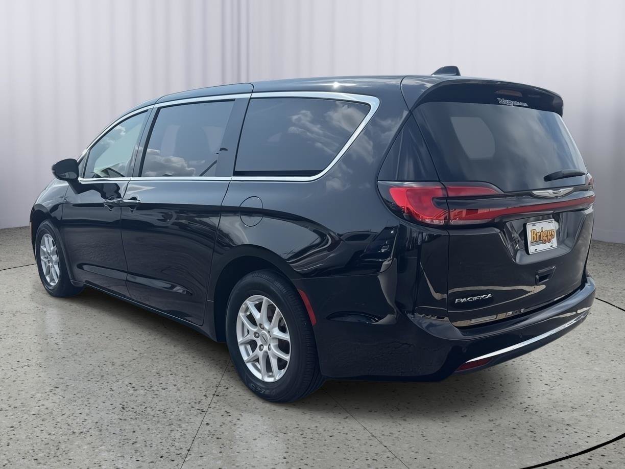 Used 2025 Chrysler Pacifica Select FWD image 3