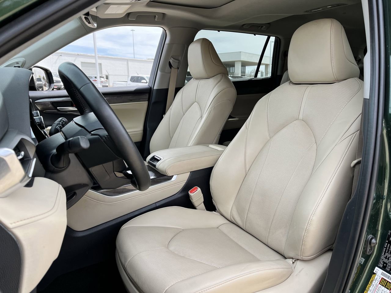 Used 2024 Toyota Highlander Limited image 23