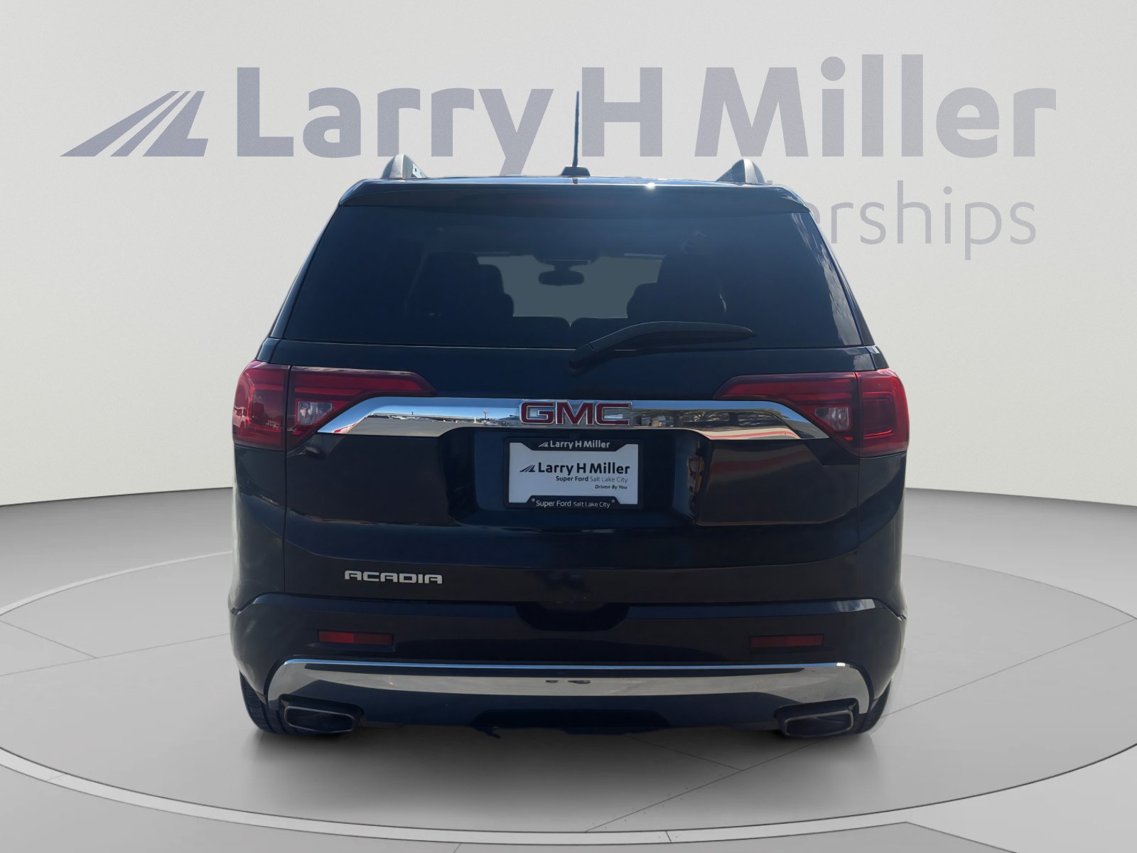 Used 2017 GMC Acadia Denali w/ Technology Package FWD image 4