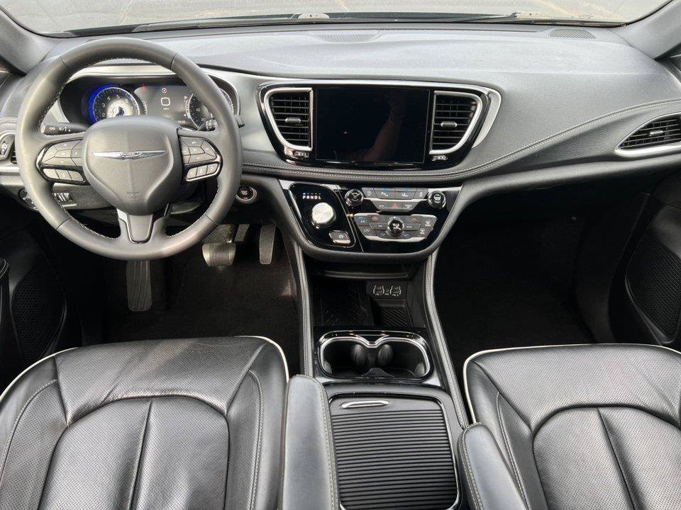Used 2025 Chrysler Pacifica Limited FWD image 13