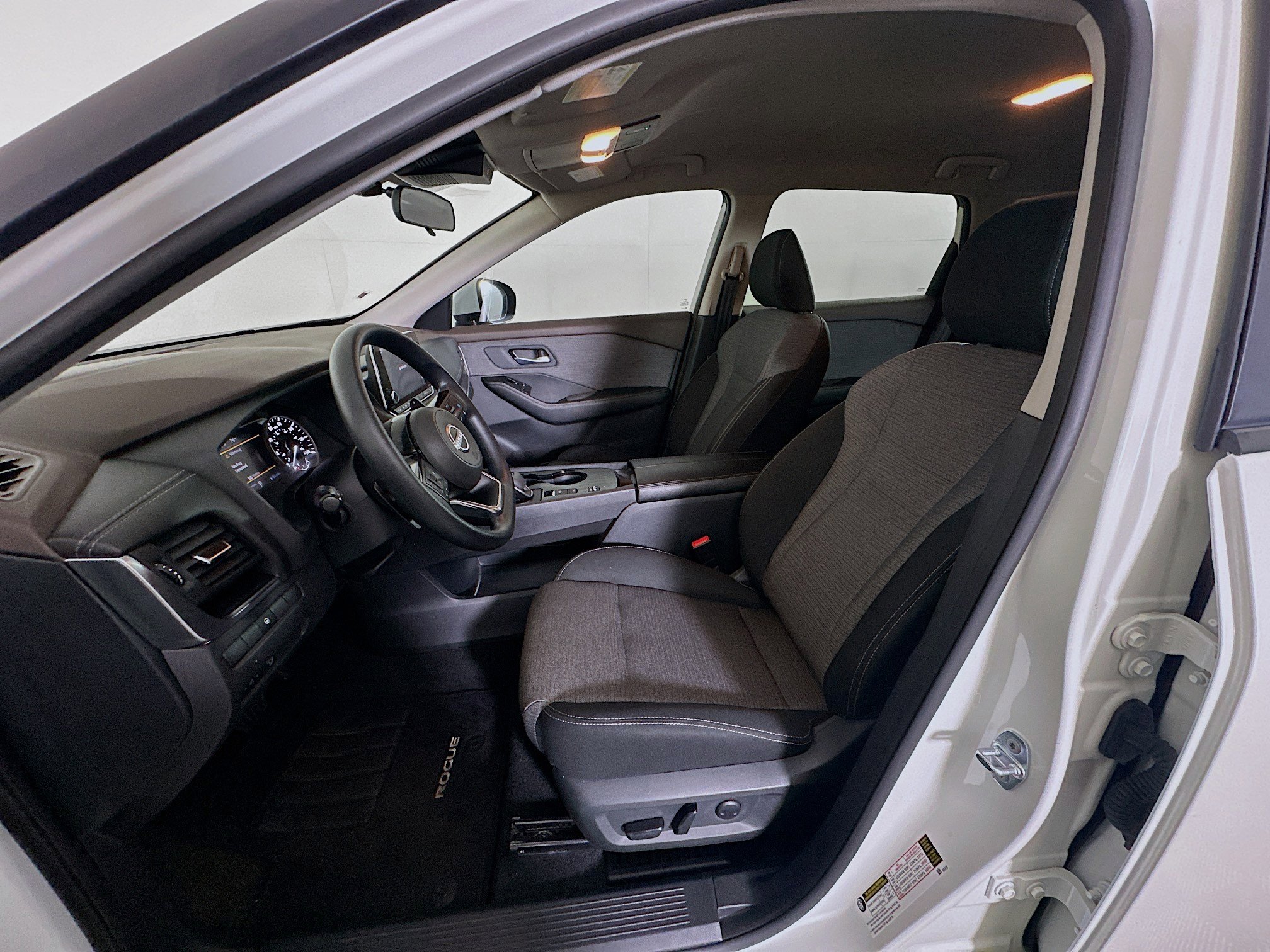 Used 2023 Nissan Rogue SV image 13