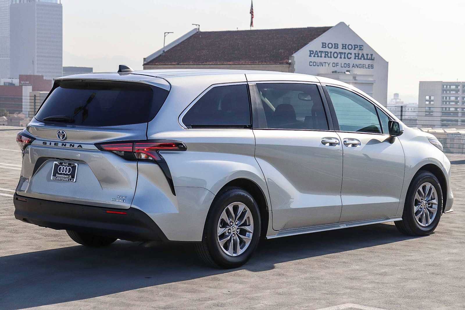 Used 2022 Toyota Sienna XLE image 4