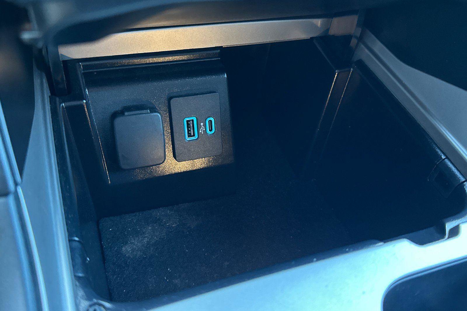 Used 2023 Ford Explorer XLT image 35