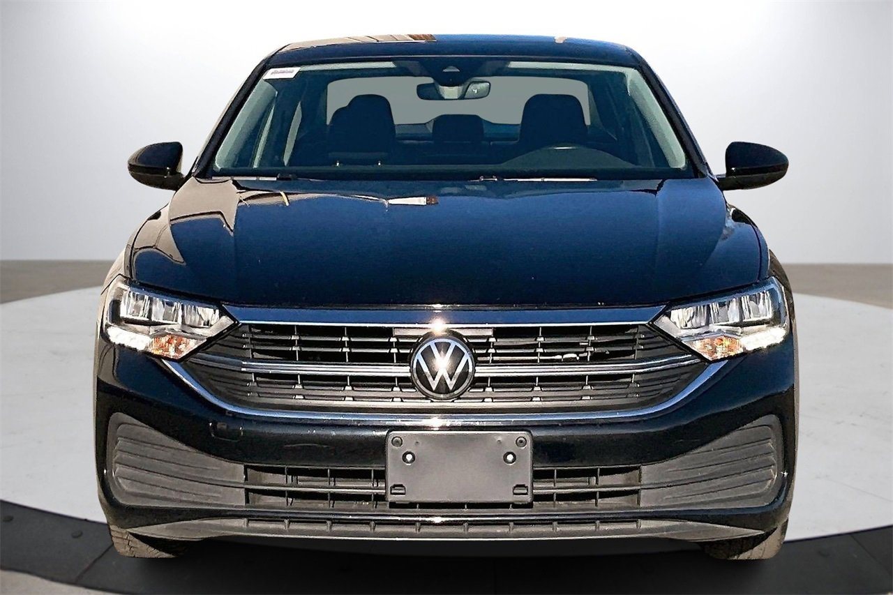 Used 2024 Volkswagen Jetta SE image 3