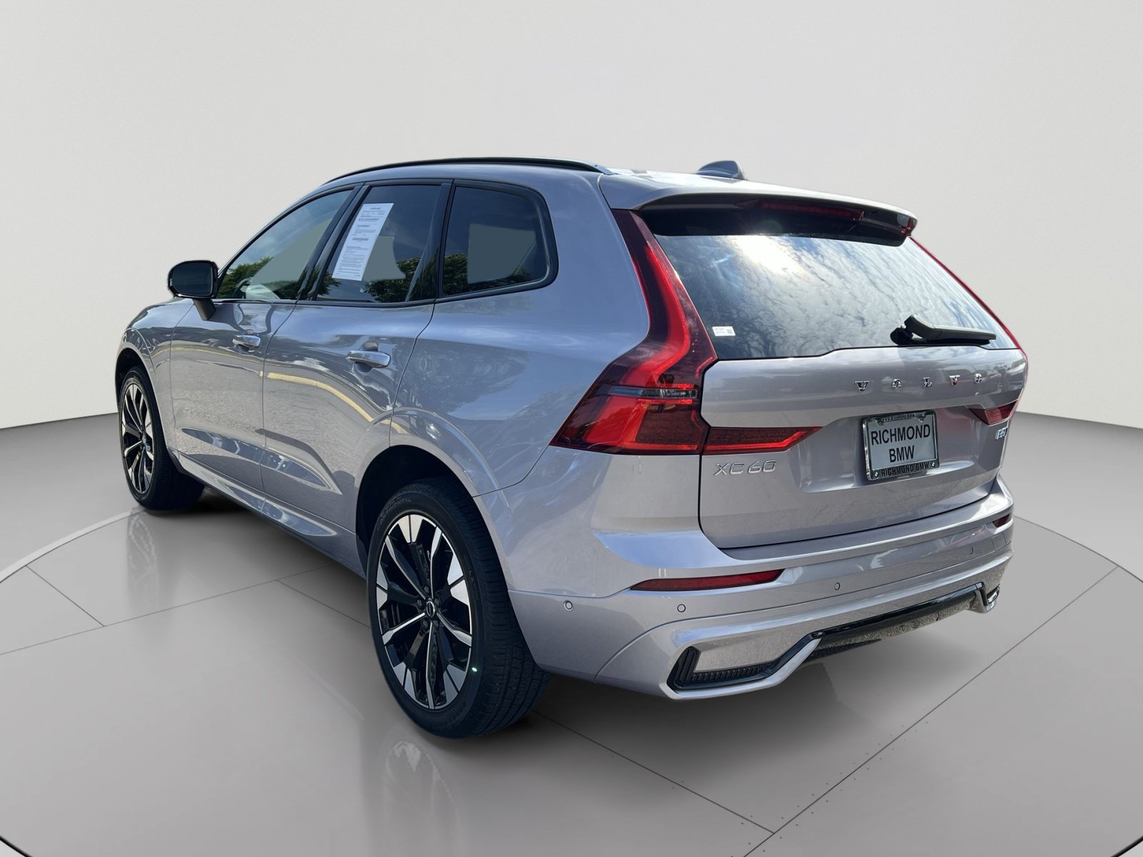 Used 2026 Volvo XC60 B5 Plus w/ Climate Package AWD/4WD image 3