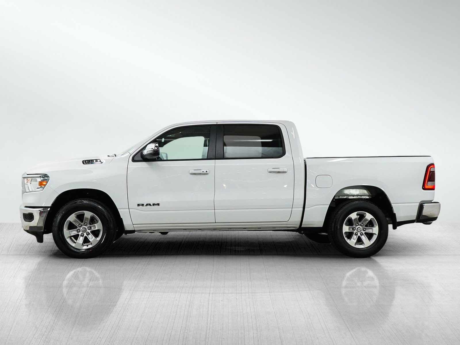 Used 2024 RAM 1500 Laramie AWD/4WD image 2
