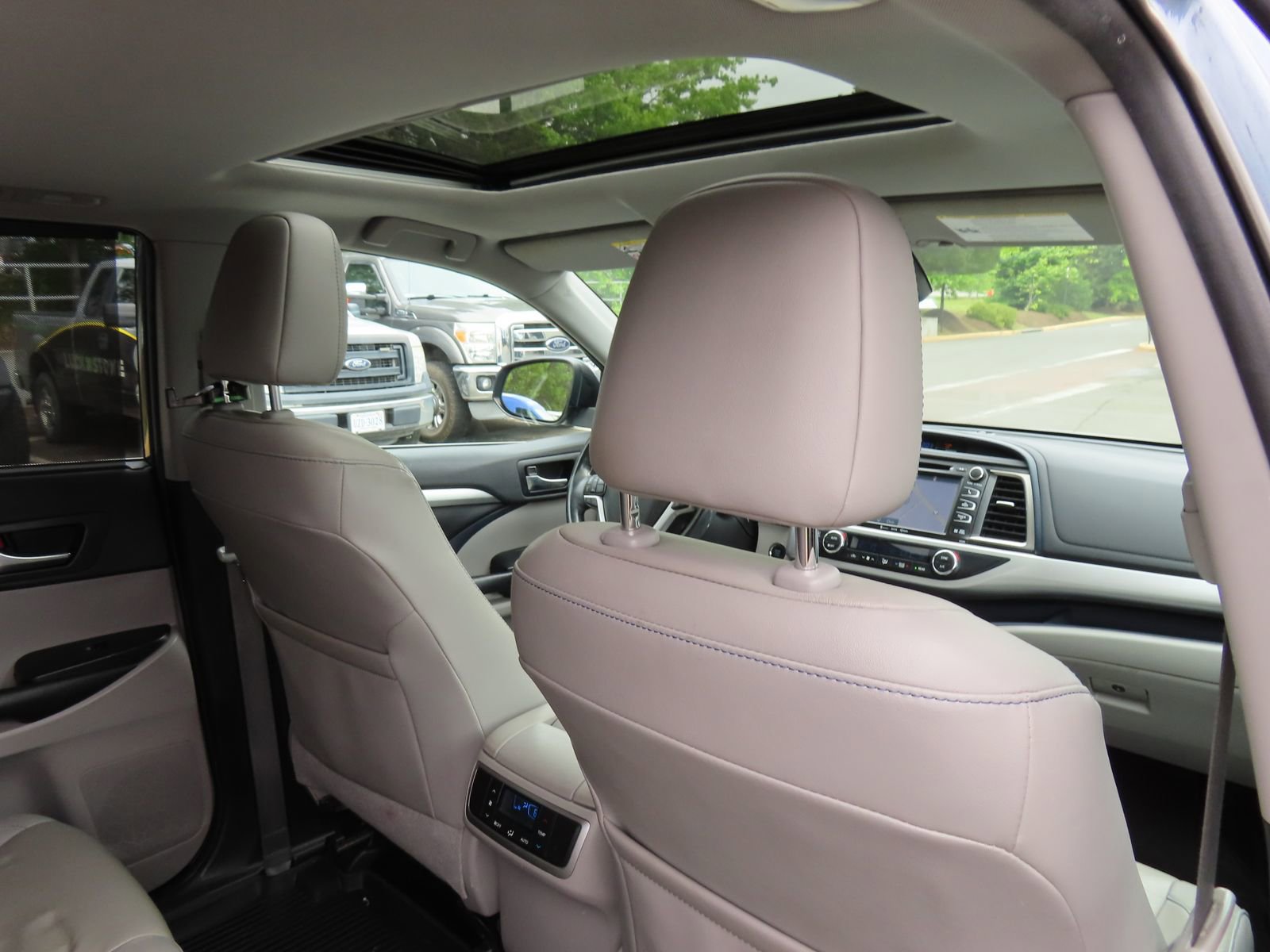 Used 2019 Toyota Highlander XLE AWD/4WD image 35
