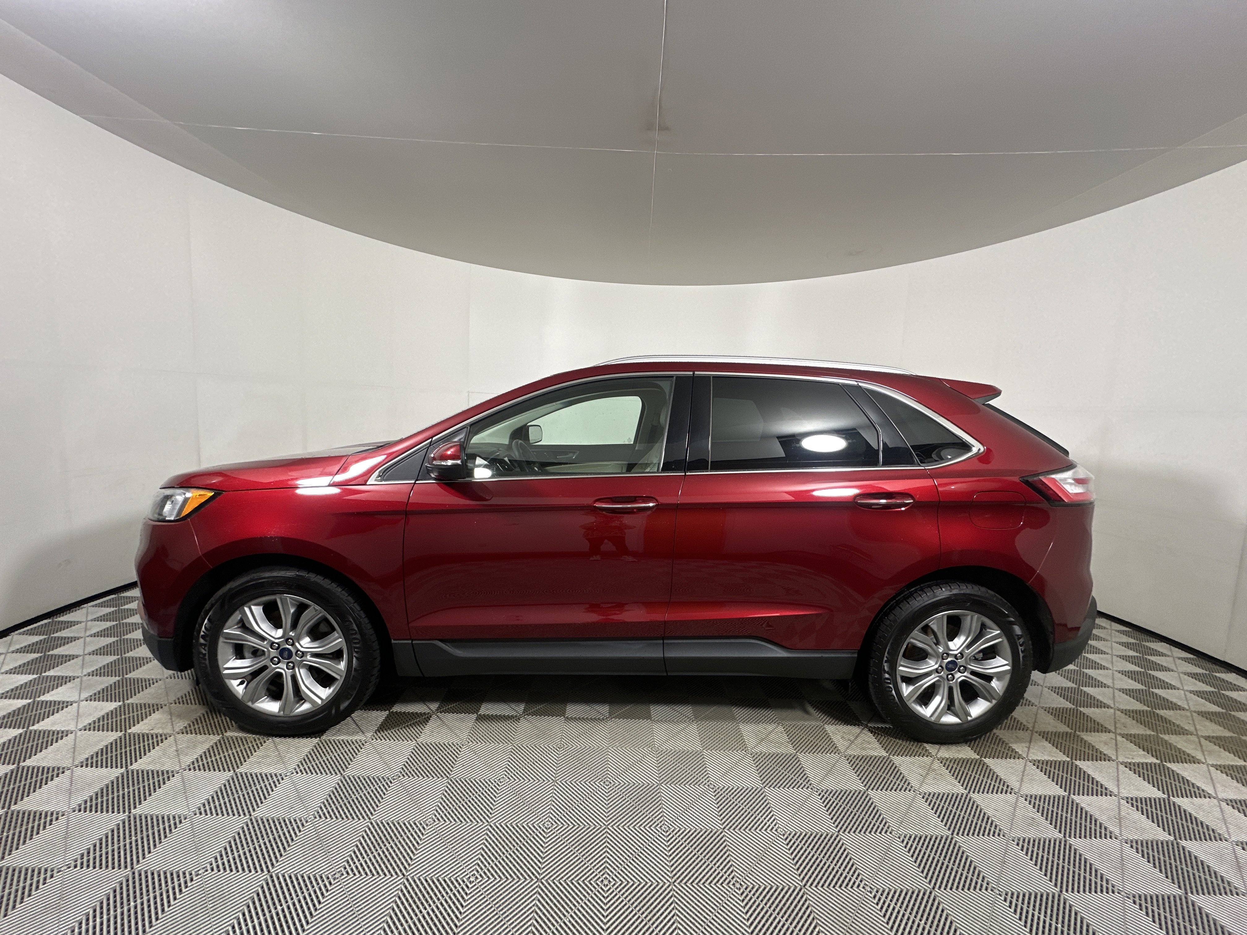 Used 2019 Ford Edge Titanium w/ Cold Weather Package AWD/4WD image 4