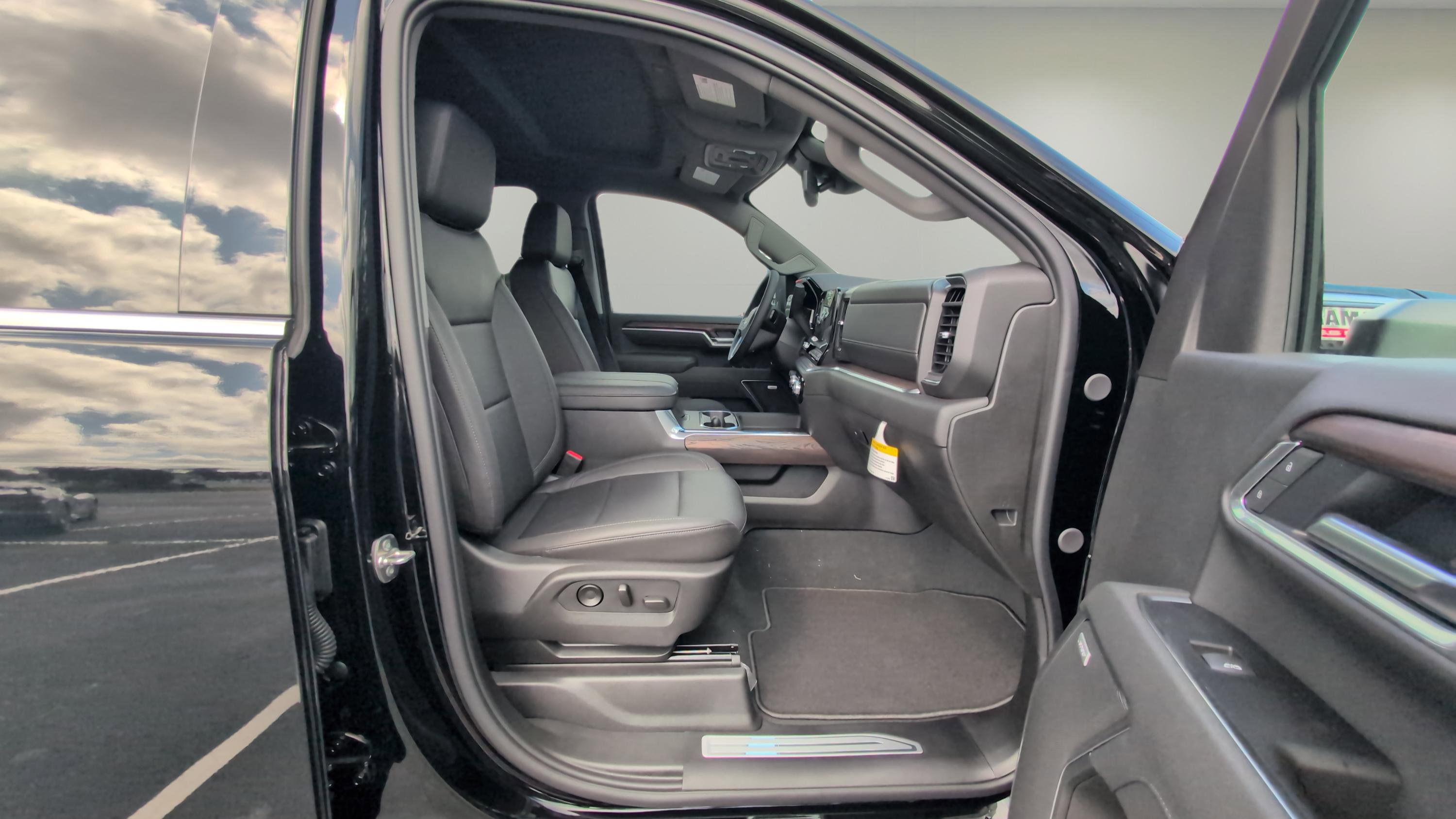 New 2025 GMC Sierra 2500 SLT w/ SLT Convenience Package AWD/4WD image 12