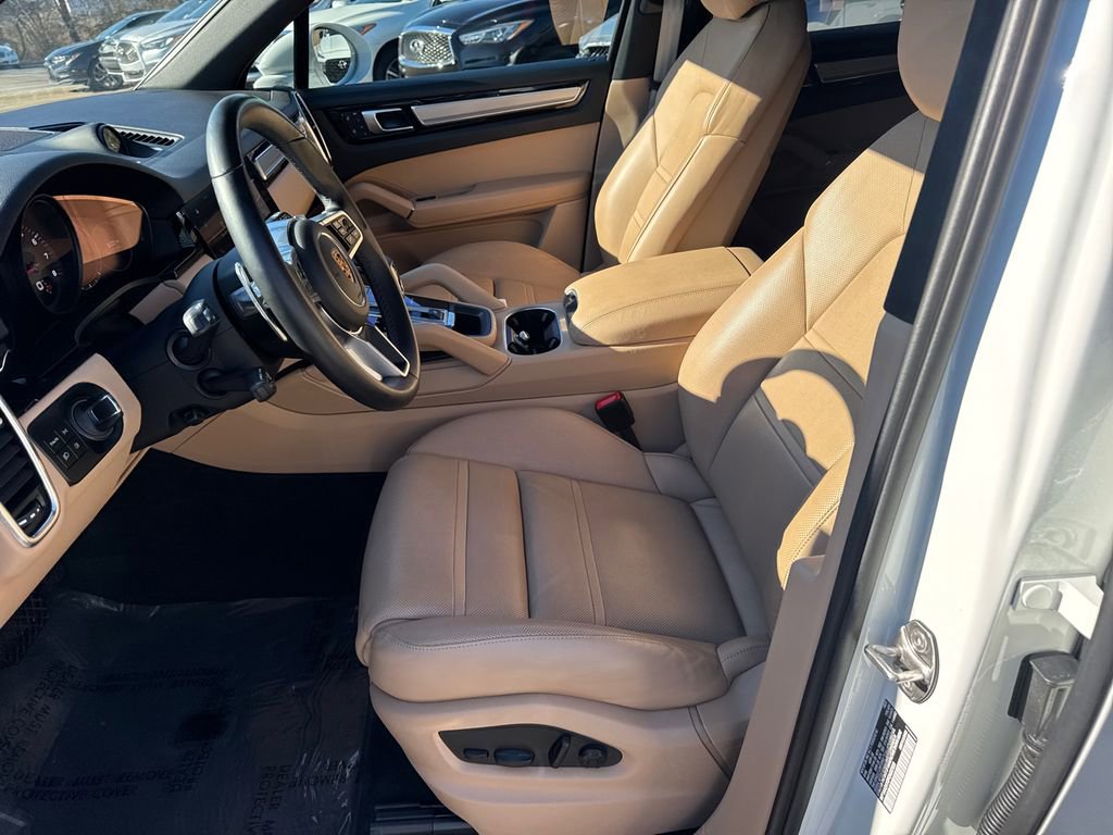 Used 2023 Porsche Cayenne Platinum Edition image 9