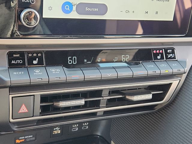 Used 2025 Toyota Camry SE w/ Convenience Package image 15