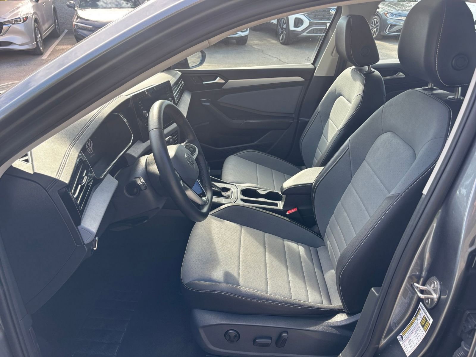 Used 2025 Volkswagen Jetta SE image 27