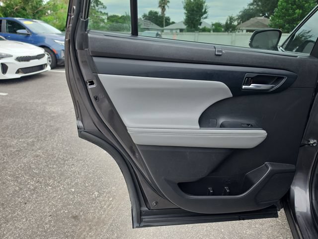 Used 2022 Toyota Highlander XLE FWD image 15