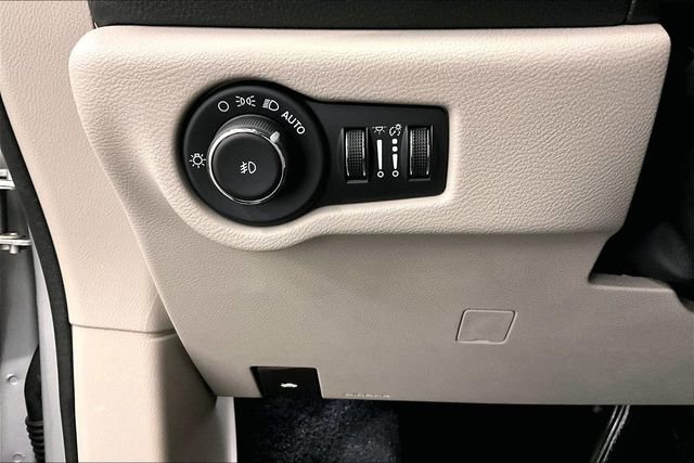 Used 2024 Chrysler Pacifica Limited image 35