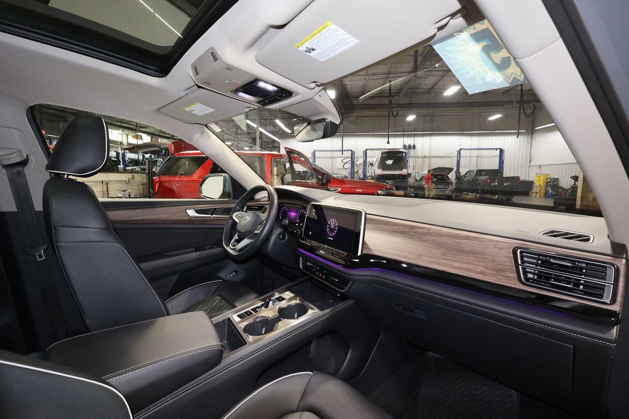 Used 2025 Volkswagen Atlas SEL Premium R-Line image 28