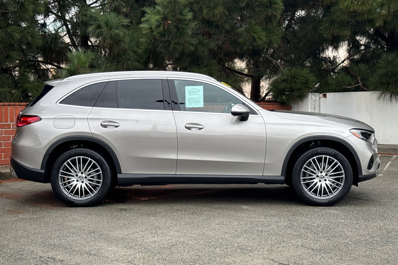 Used 2023 Mercedes-Benz GLC 300 4MATIC image 3