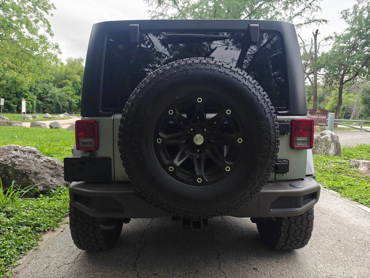 Used 2016 Jeep Wrangler Unlimited Sahara AWD/4WD image 4