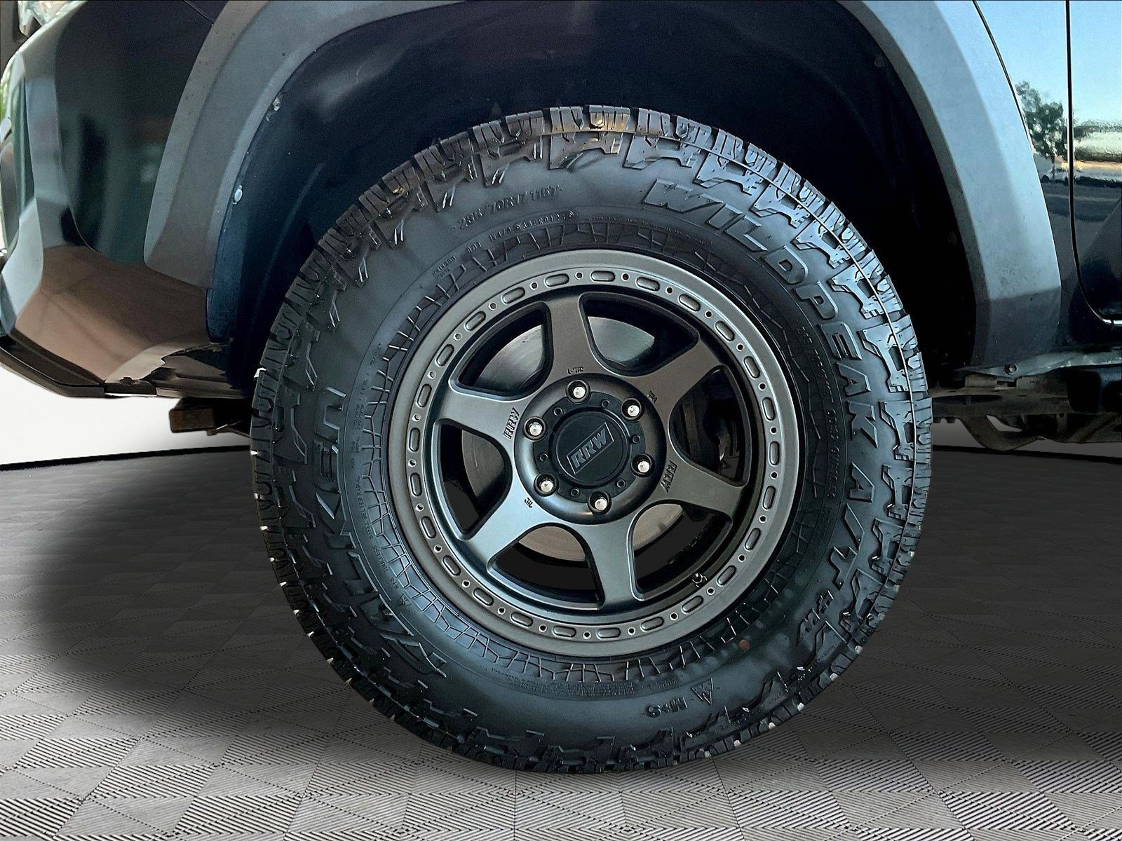 Used 2017 Toyota Tacoma TRD Off-Road w/ Tow Package (A/T) AWD/4WD image 32