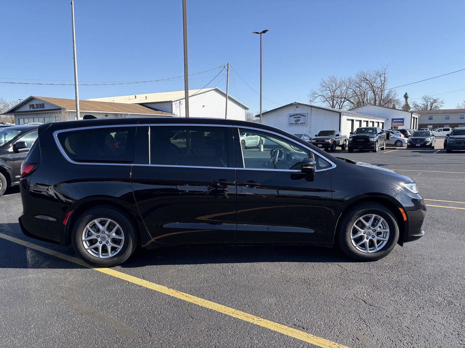 Used 2024 Chrysler Pacifica Touring-L image 26