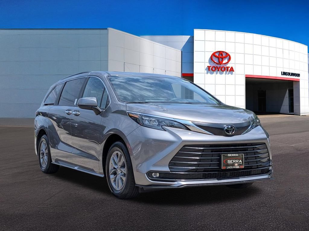 Used 2026 Toyota Sienna XLE FWD image 7
