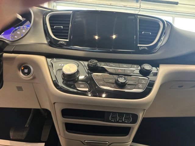 Used 2024 Chrysler Pacifica Touring-L FWD image 9